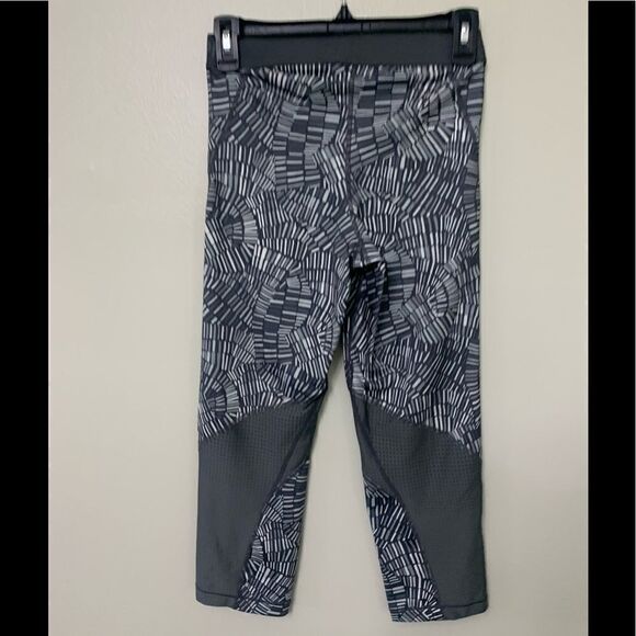 Nike Pro Hypercool Printed Capri Legging - Picture 4 of 9